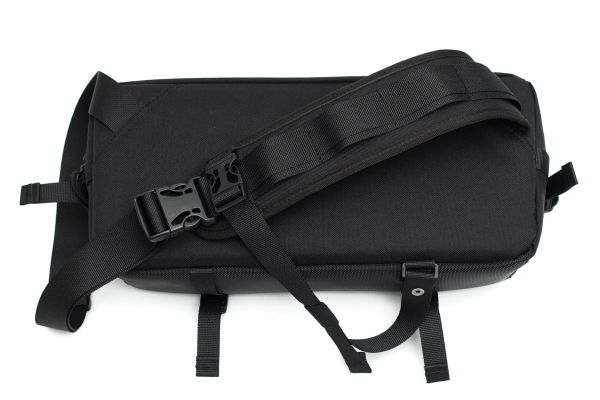 Сумка-слинг TRAFFIC черный