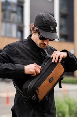 Сумка-слинг TRAFFIC черный/натуральная кожа рыжая