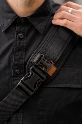 Сумка-слинг TRAFFIC черный/натуральная кожа рыжая